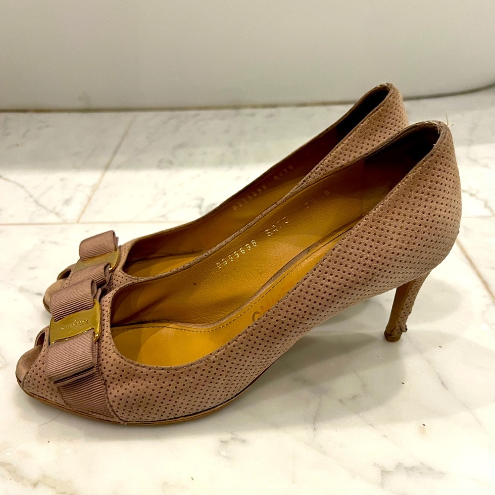 Salvatore Ferragamo Suede Calf Pola Vara Bow Peep Toe Pump. Size 7.5